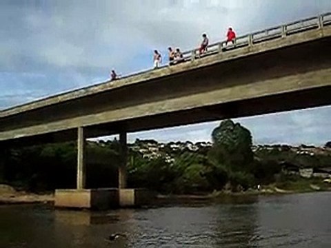 Pulando da ponte de Medeiros Neto-BA !