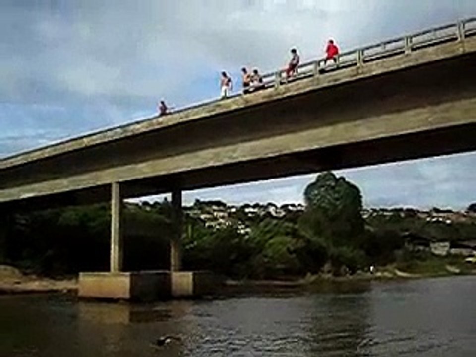 Pulando da ponte de Medeiros Neto-BA !