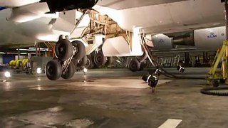 Extension/ retraction test of a KLM Boeing 747 landing gear