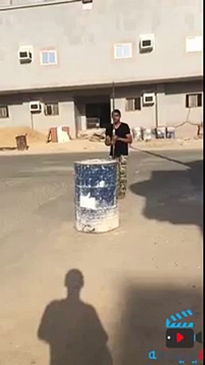 عسكري يستعرض