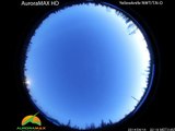 Éclipse totale de la Lune avec des aurores boréales en toile de fond