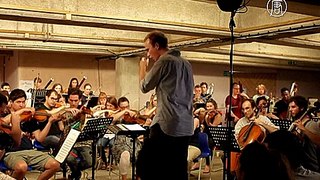 Ближе к людям: оркестр дает концерты на автостоянке