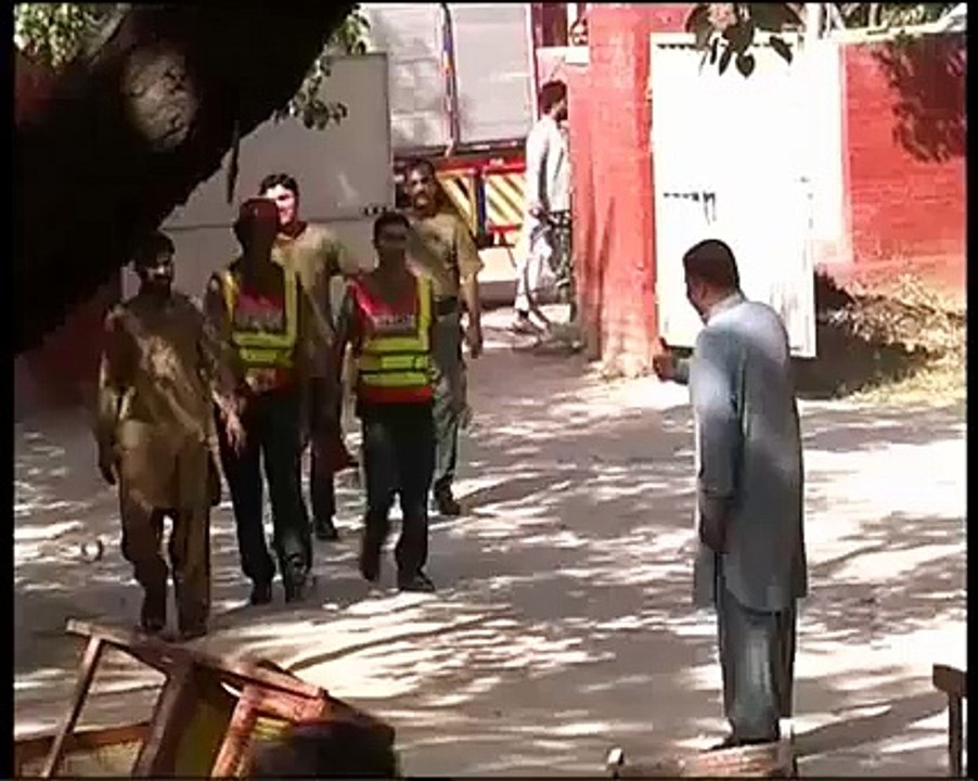 Funniest Cow every seen,وحشی گاے سکول  میں گھس گی، مجبورا 1122 کو بلانا پرا، مزا نہ آے تو پیسے واپس