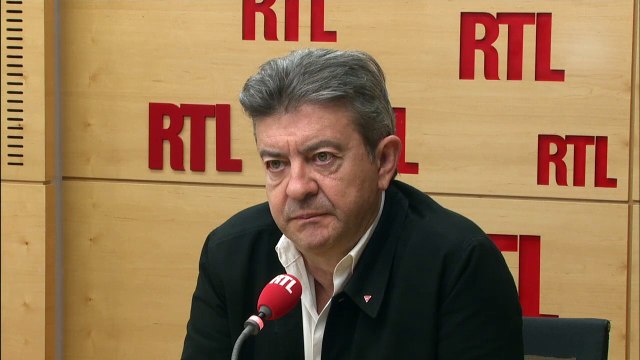 François Hollande vient avec l'habituel pistolet FN pour le mettre sur la tempe de tout le monde , dit Jean-Luc Mélenchon