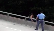 Ce policier va sauver la vie de cet homme sur le point de sauter d'un pont. Il le remercie en le serrant dans ses bras!