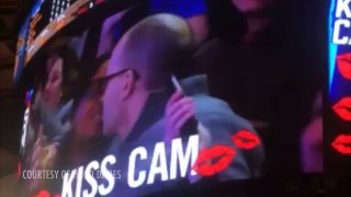 Le rechazan un beso en la 'Kiss Cam' y se venga besando a un hombre que tenía al lado