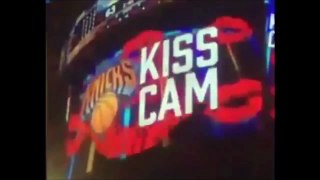 Mulher beija outro na Kiss Cam