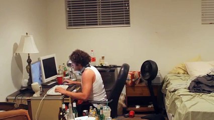 Fou de rage, il met en pièce son ordinateur à coup de sabre ... Normal ...