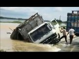 Fuerza de la corriente arrastró un camión en Los Ríos
