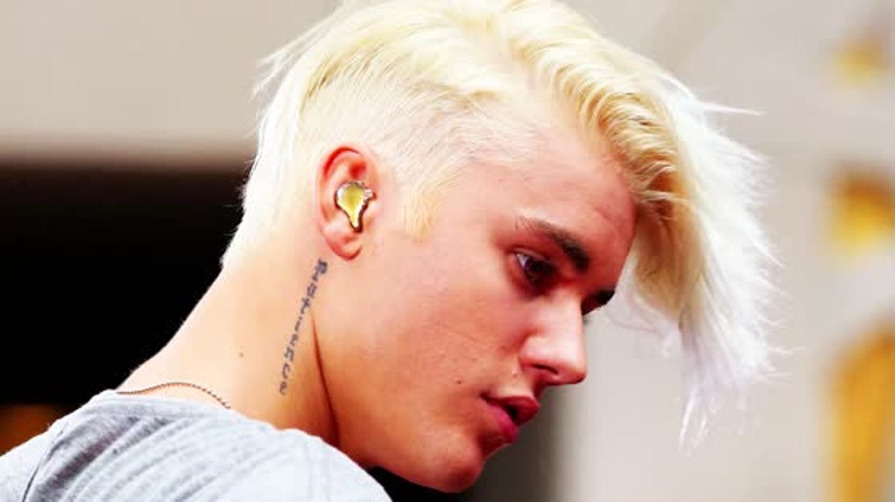 Justin Bieber dévoile ses cheveux blonds platine dans le Today Show