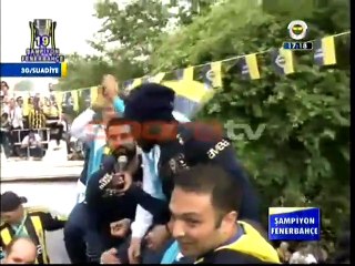 Şampiyonluk kutlamasında mikrofon şov!