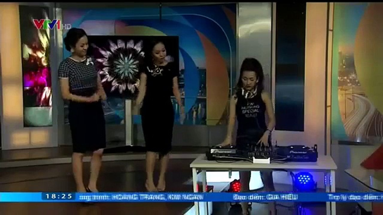 DJ Trang Moon quậy cùng 2 MC VTV 2015
