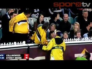 13 yaşındaki kız, oyuncuya maymun dedi tribünden atıldı!