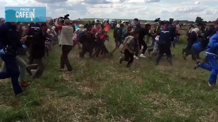 Une caméraman hongroise fait un croche-pied à un migrant