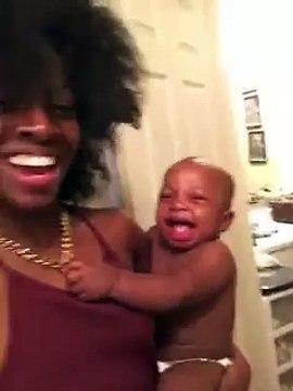 Un bébé plié de rire quand sa maman éternue!