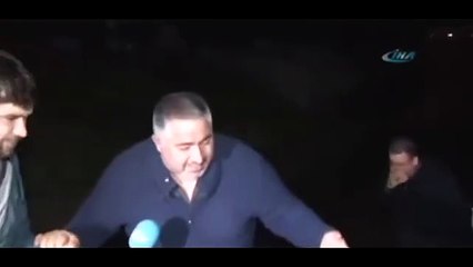 Aracı Sulara Gömülen Adamın Şuursuz Kahkahaları