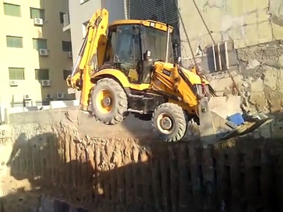 מנוף  מוציא מחפרון מבור 22 מטר.חנן הובלות ומנופים