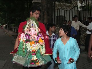 Akshay Kumar's son Aarav doing Ganesh visarjan of his grand mother Dimple Kapadia's Ganpati