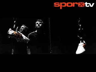 Mesut Özil bu kez de Gladyatör oldu! Kılıçlar...