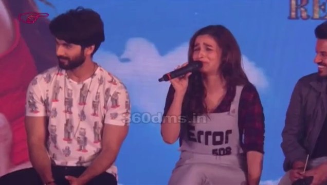 When Alia Bhatt CRIES & Shahid Kapoor Helps Her- Watch Latest Interview!
