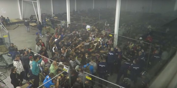 Comment la police hongroise distribue de la nourriture aux migrants