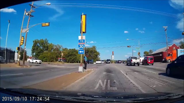 Ce gars fait sa séance de Karaté en plein milieu du passage piéton... WTF