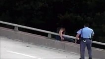 Ce policier va sauver la vie de cet homme sur le point de sauter d'un pont. Il le remercie en le serrant dans ses b