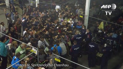 Les migrants nourris comme des animaux en Hongrie