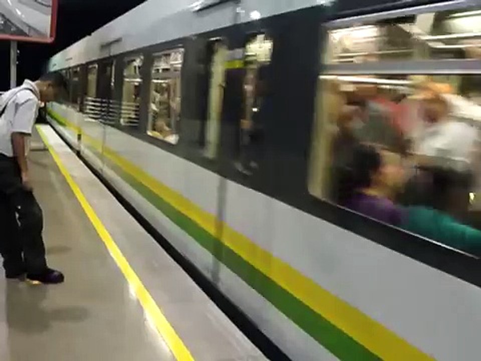 sombrero en el metro de medellin