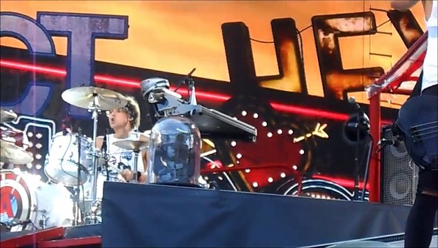 Snippets of One Direction & 5sos At Metlife Stadium (5th Row 8/4/14)