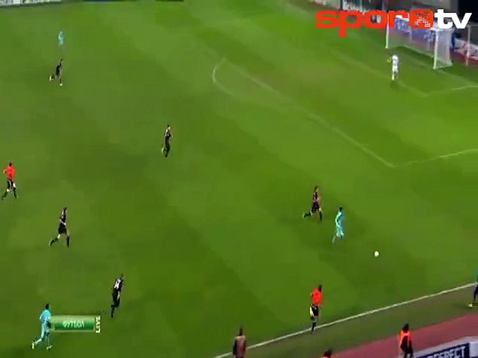 Messi rakibinin içinden geçti!