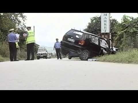 Tiranë, makina del nga rruga në Bërzhitë, vdes i riu, plagosen 2