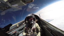 Americano paga 40 mil reais para voar de jato russo