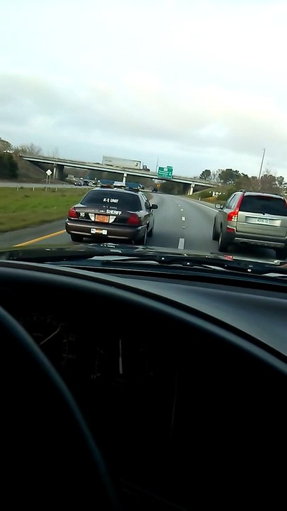 Quand le Sheriff  s'avère etre un gros batard au volant de sa voiture... Road rage de la police