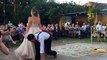 Tour de magie impressionnant pendant une danse de mariage. Dingue