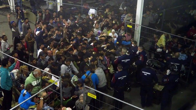 Réfugiés : dans le camp de Röszke les policiers hongrois nourrissent les réfugiés comme des animaux