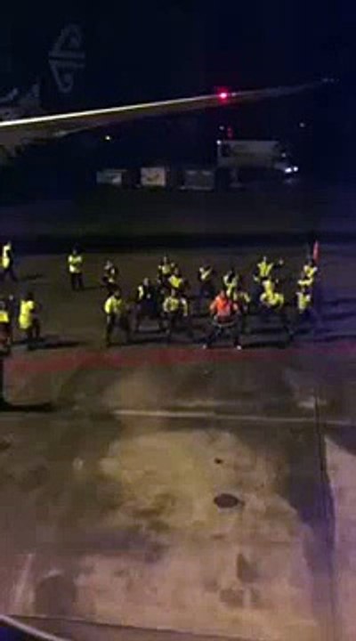 Coupe du Monde de rugby  : le personnel de l'aéroport réalise un superbe haka pour encourager les All Blacks