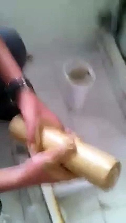 تونس العاصمة لحظة نزع مواطن لـــ ''فيلتر تصفية ماء الحنفية..شاهد كميّة الأوساخ و الأتربة في المياه التي يشربها التونسيون