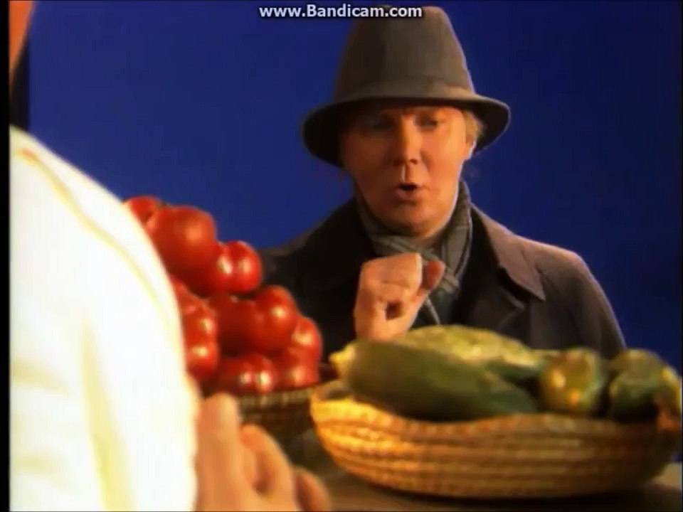 Pulttibois-  Mieltään muuttava mies kaupassa (molemmat)