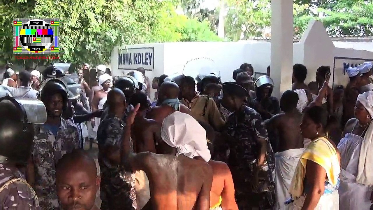 Que vaut la pierre sacrée quand les prêtres se bagarrent et la police viole les lieux sacrés?