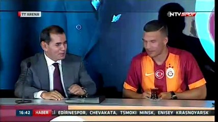 İmza töreninde Podolski'ye çay ikram edildi!