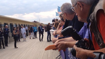 Michael Bay inaugure sa cabine de plage au festival de Deauville