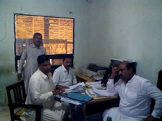 BREAKING_NEWS KANDH KOT: Trezry khzana office main Anti Corption ka Chapa 2012 Se 2015 Tak ki Record Apni.3gp