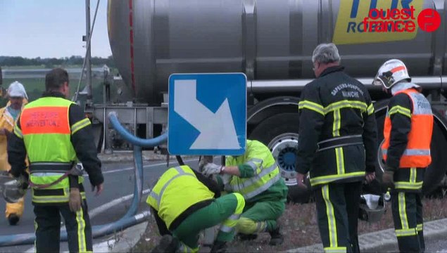 Camion de soude renversé à l'entrée de Barneville. Le relevage a pris la matinée.