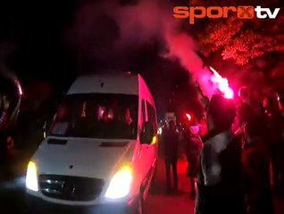 Beşiktaş'a çılgın meşalelli karşılama!