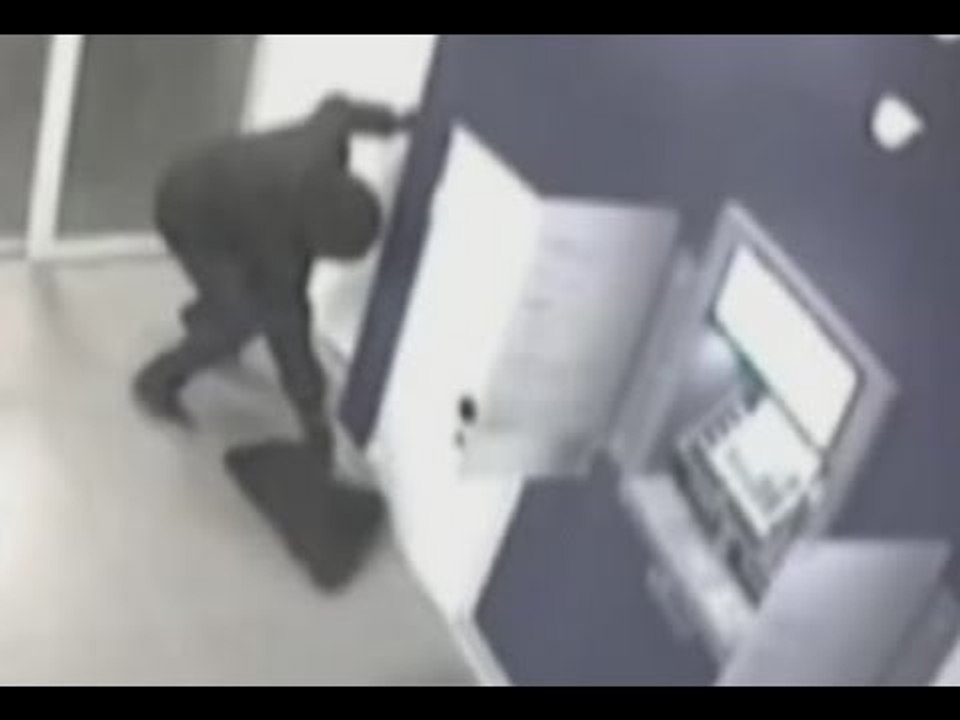 Torino - Svuotano bancomat con chiavi e codici segreti: arrestati (11.09.15)
