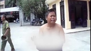 Người đàn bà khỏa thân gào khóc trước trụ sở thanh tra chính phủ