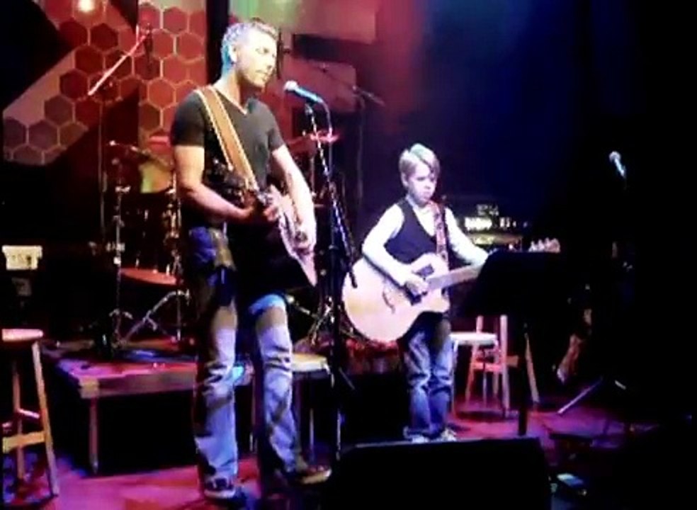 Bo en Edwin in de Kroepoekfabriek