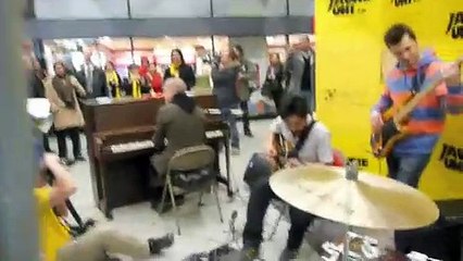 Flashmob Montréal 1er avril 2009 - Love is on its way - Jaune-Uni.ca