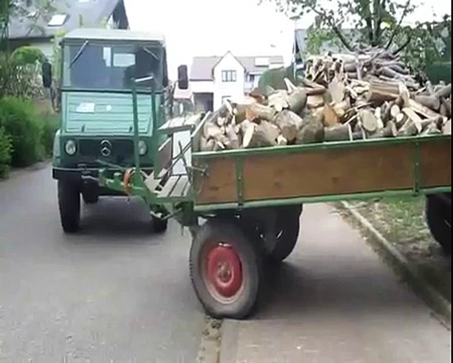 Unimog 411 beim Rangieren eines 2-Achs-Anhängers